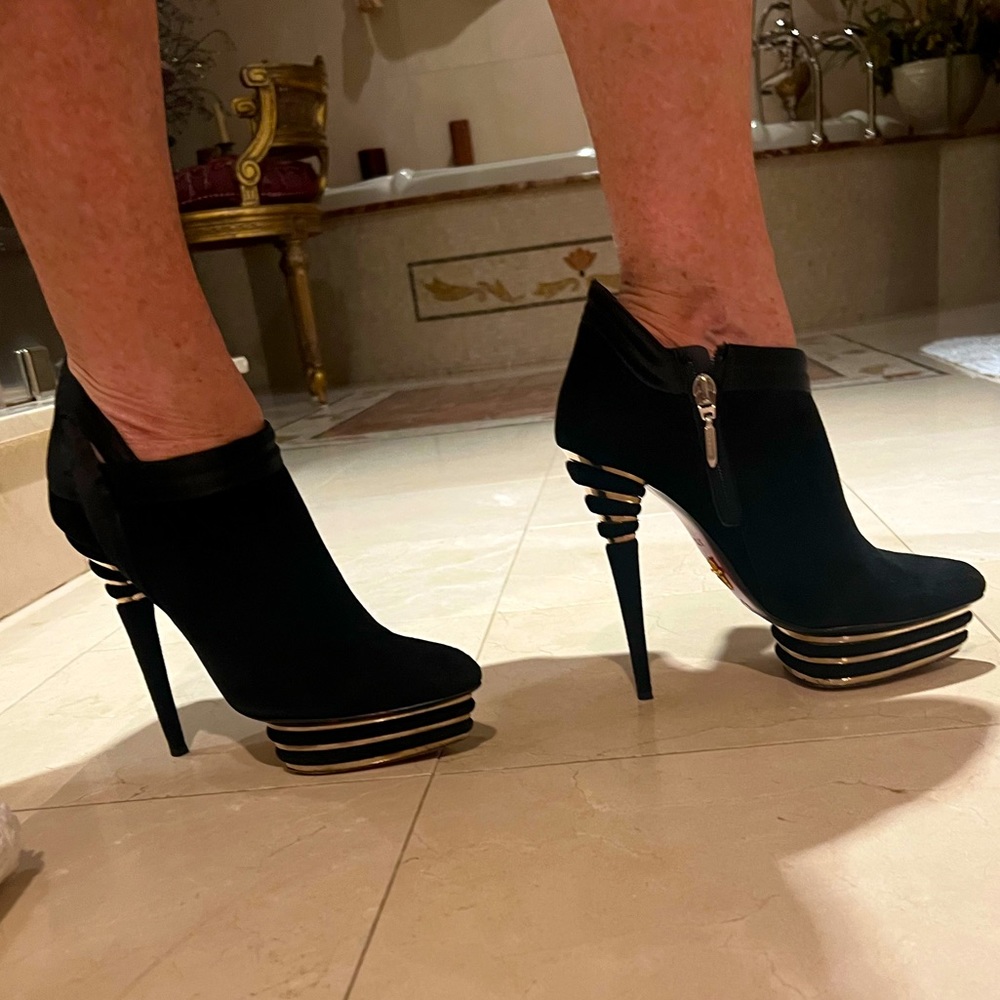 Cesare patocchi black suede ankle bootie